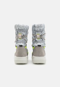 GORE-TEX bokacsizmák szürke velúrból és világosszürke szövetből, ráncolt kialakítással, színes fűzőkkel és vastag fehér talppal.