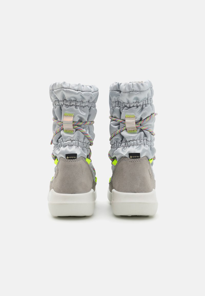 GORE-TEX Stiefeletten aus grauem Wildleder und hellgrauem Stoff, mit einem gerafften Design, bunten Schnürsenkeln und einer klobigen weißen Sohle.