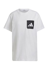 T-shirt blanc en coton à manches courtes, avec une poche noire à motifs et un logo Adidas blanc sur la poche.