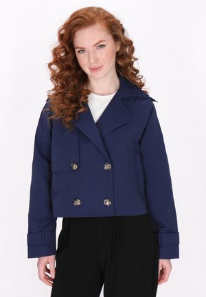Marineblauwe cropped dubbelgeknoopte jas met grote zilveren knopen, brede kraag en omgeslagen mouwen. Gemaakt van een gladde, duurzame stof.