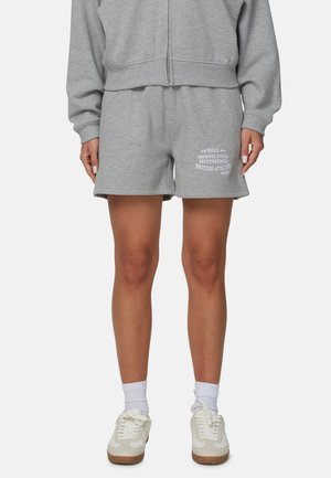 Grijze short van een katoenmengsel met een elastische tailleband en zijzakken. Heeft witte bedrukte tekst op het linkerbeen. Casual pasvorm.