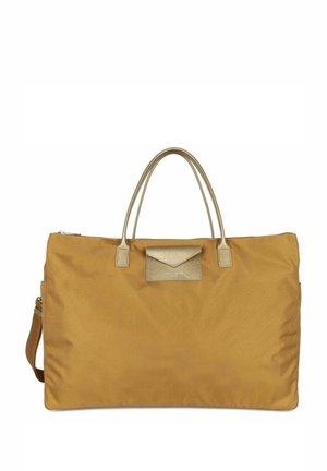 Grand sac fourre-tout jaune moutarde en tissu durable, avec des accents dorés, deux poignées et une poche frontale texturée. Fermeture zippée.