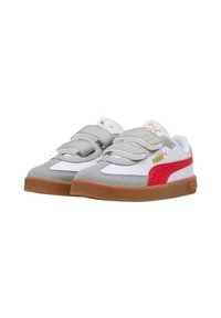 Sneaker grigie e bianche con dettagli rossi, dotate di cinturini in Velcro, suola in gomma texturizzata e logo dorato sulla linguetta.
