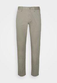 Khakibyxor i lättviktsmaterial, med raka ben, slät front och en mjuk textur. Inga synliga mönster eller detaljer.