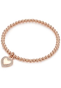 Pulsera de cuentas en oro rosa que presenta un charm en forma de corazón con una superficie lisa y piedras transparentes alrededor; cuentas redondas con textura brillante.