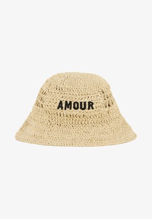 Beige hæklet spandhat med det sorte broderede ord "AMOUR" på forsiden, med små ventilationshuller rundt om kronen.