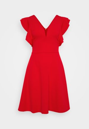 Vestido vermelho com decote em V e mangas fluidas. Corpete ajustado, saia evasé, textura suave e um discreto detalhe com fecho nas costas.