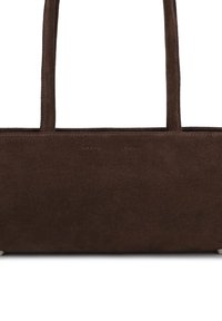 Bolso rectangular de ante marrón oscuro con dos correas delgadas y un sutil nombre de la marca en relieve en la parte frontal.