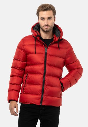 Rote Pufferjacke mit horizontalem Steppdesign, durchgehender Reißverschluss vorne, elastischen Bündchen, verstellbare Kapuze und kontrastierender schwarzer Innenausstattung sowie -hardware.