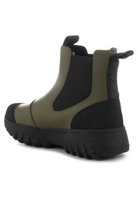 Stivaletto impermeabile verde oliva con pannelli laterali elasticizzati, retro testurizzato e suola in gomma nera con profonde scanalature per una migliore trazione.