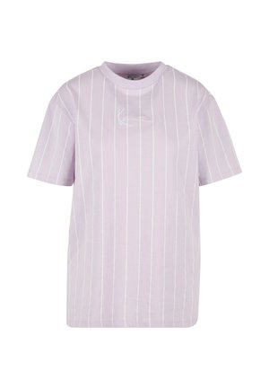 Hele lilla puuvillane T-särk, millel on valged vertikaalsed triibud ja väike logo tikandina ees. Lühikeste varrukatega disain.