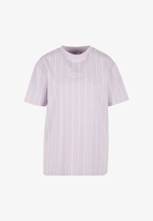 Hele lilla puuvillane T-särk, millel on valged vertikaalsed triibud ja väike logo tikandina ees. Lühikeste varrukatega disain.
