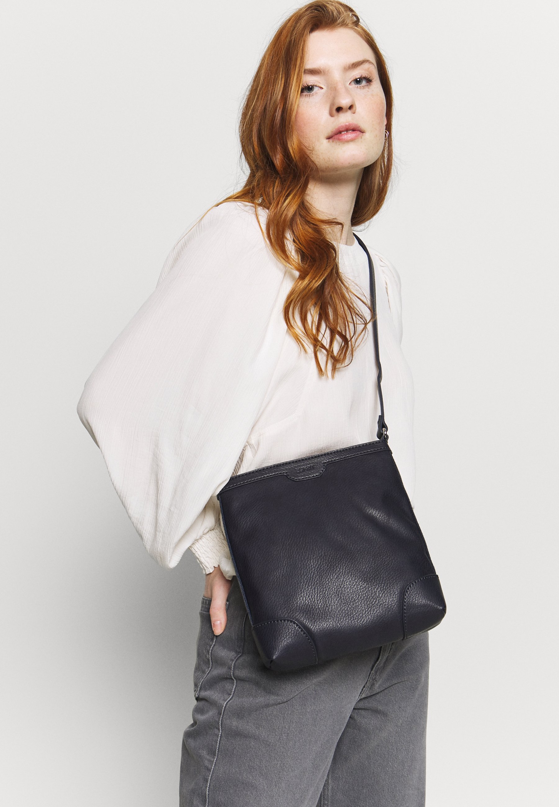 Esprit AGNES Skulderveske navy Zalando.no Esprit AGNES Skulderveske red Zalando.no