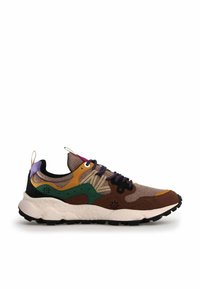 Sneaker multicolore con suede marrone, verde e giallo, punta rinforzata, suola texturizzata e lacci tondi con linguetta di sollevamento.