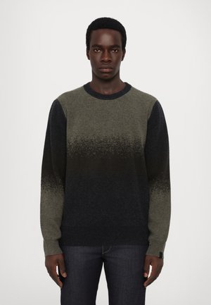 Pulover din tricot cu un design ombre, trecând de la nuanțe de verde la bleumarin închis, guler rotund și mâneci lungi. Textură moale, detalii minimale.