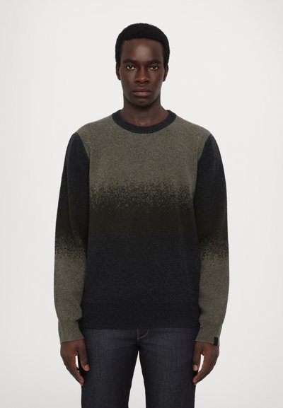 Pull en tricot avec un design ombragé allant du vert au bleu marine foncé, col rond et manches longues. Texture douce, détails minimalistes.