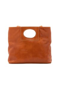 La borsa tote in pelle marrone presenta una consistenza morbida, una forma rettangolare e una maniglia con intaglio ovale. Le cuciture visibili evidenziano il suo design.