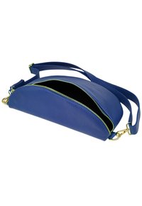Sac bandoulière en cuir bleu avec une finition texturée, forme arrondie, fermeture éclair dorée et bandoulière amovible. La fermeture éclair ouverte révèle un intérieur noir.