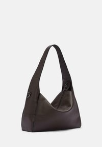Borsa hobo in pelle marrone con una forma morbida, una singola tracolla curva e una chiusura con zip. Caratterizzata da una superficie texturizzata e cuciture sottili.