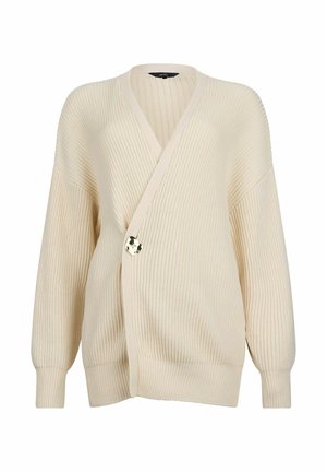Cardigan en maille côtelée crème avec manches longues, col en V, coupe décontractée, et une fermeture à un grand bouton marbré sur le devant.