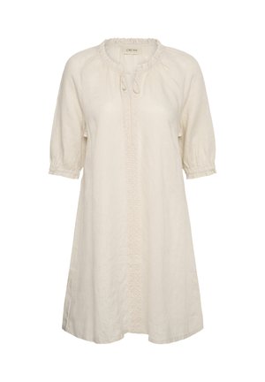 Vestido color crema hasta la rodilla con mangas tres cuartos, escote con volantes y patrón vertical bordado en la parte delantera.