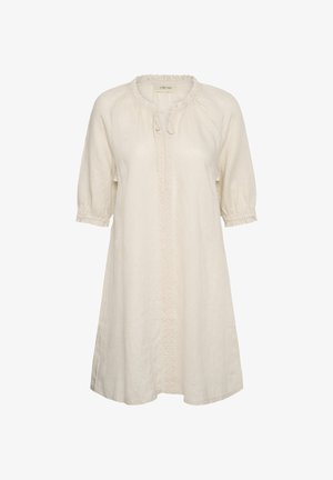 Vestido color crema hasta la rodilla con mangas tres cuartos, escote con volantes y patrón vertical bordado en la parte delantera.