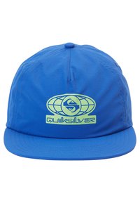 Blaues Cap mit einer flachen Krempe und einer runden Krone. Auf der Vorderseite befindet sich ein grünes "Quiksilver"-Logo in einem kreisförmigen Design. Hergestellt aus leichtem Stoff.