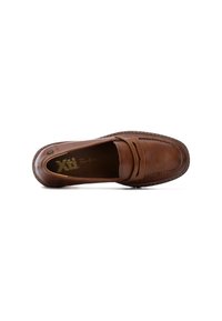 Mocasín de cuero marrón con un diseño de costura elevada, textura suave y un logo sutil en el interior. Presenta una punta redondeada y bajo perfil.