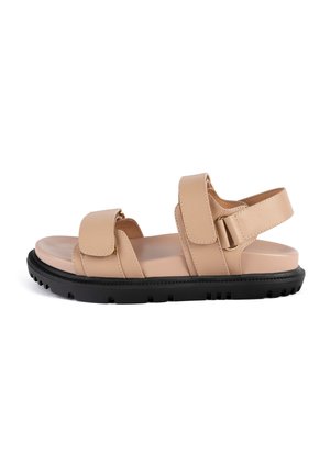 Sandales synthétiques beige avec deux brides ajustables, une semelle intérieure rembourrée et une semelle extérieure en caoutchouc noir durable avec des motifs antidérapants.