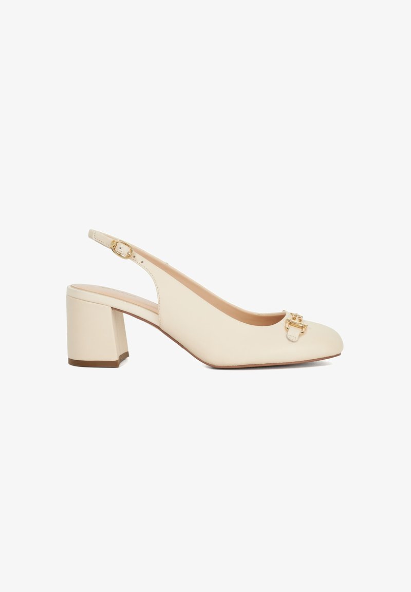 Crème slingback hakken met een ronde neus, blokhak en gouden accenten. Gladde lederen textuur en een eenvoudig ontwerp.