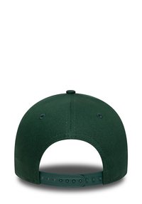 Grüne Kappe mit strukturiertem Design, aus glattem Stoff gefertigt, mit verstellbarem Snapbackverschluss und einer Knopfdetail oben.