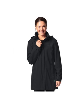 Schwarze wasserdichte Jacke mit Kapuze, Reißverschluss und verstellbaren Bündchen. Sie verfügt über einen grünen Akzent am Saum und ein Logo auf der Brust.