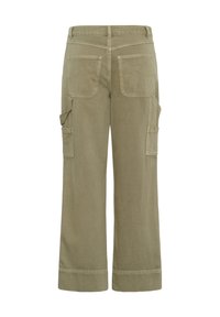 Pantalon large kaki avec deux poches plaquées au dos et des poches cargo latérales, doté de passants de ceinture et de coutures visibles.