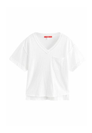 Bela bombažna majica z V-izrezom in kratkimi rokavi, z majhnim žepkom na levi strani prsnega koša in ukrivljenim robom. Notranji del ovratnika rdeča etiketa blagovne znamke.