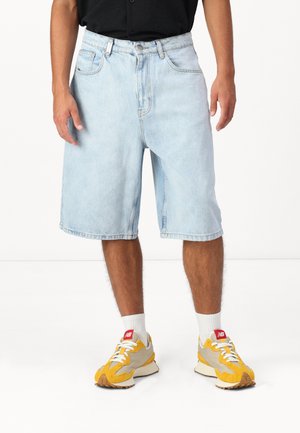 JUNAN BAGGY BASIC - Kratke hlače od trapera - light blue