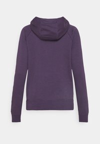 Fialová mikina s klasickou kapucí, dlouhými rukávy a žebrovanými manžetami. Hladká textura a přiléhavý lem, bez viditelných log nebo vzorů.