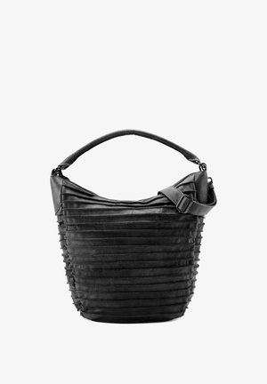 Zwarte leren hobo tas met zachte, gestructureerde ribbels. Voorzien van een brede opening aan de bovenkant en een afneembare, verstelbare schouderriem. Ritssluiting aan de zijkant.