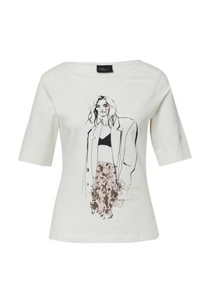 T-shirt blanc à manches courtes présentant une illustration en contour noir d'une femme en blazer et jupe florale, avec des détails en texte doré.