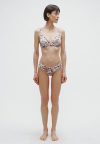 Conjunto de bikini marrón con estampado floral que incluye un top de sujetador en forma de V y braguitas a la cadera a juego, fabricado con una tela suave y un sutil brillo.