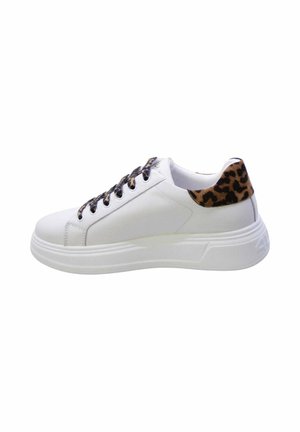 Sneaker bianco con suola bianca testurizzata, dettagli in stampa leopardo nera sul tallone e i lacci, tomaia in pelle liscia e design della punta arrotondata.