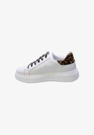 Sneaker bianco con suola bianca testurizzata, dettagli in stampa leopardo nera sul tallone e i lacci, tomaia in pelle liscia e design della punta arrotondata.