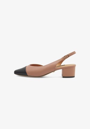 Dámská dvoubarevná slingback obuv s blokovým podpatkem, béžové tělo, černá špička a nastavitelné sponové zapínání na bílém pozadí.