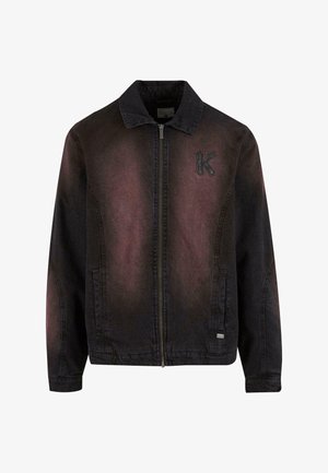 Mustmustest denim jakk musta värv, tumedate gradientidega, terava krae ja tekstureeritud tähte "K" plaastriga rinnal. Pikad varrukad, küljetaskud.