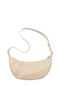 Béžová kožená kabelka s půlměsícovým tvarem, hladkým povrchem a nastavitelným ramenním popruhem. Obsahuje zipový uzávěr na vrchu.