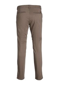 Pantalon slim-fit marron pour homme, vu de dos avec passants de ceinture et deux poches horizontales à l'arrière.