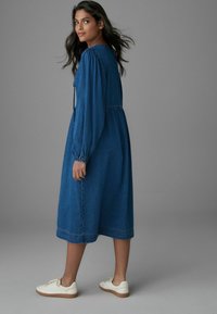 Next REGULAR FIT - TIE FRONT MIDI SMOCK - Denimové šaty - mid blue