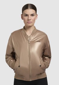 Metalická hnedá bomber bunda s rebrovaným golierom a manžetami, predným zipsom, bočnými vreckami a logo detailom na ľavom hrudníku.