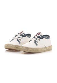 Scarpe da tela bianche con accenti blu, foderate in denim, con dettaglio in juta intrecciata sulla suola e lacci bianchi. Etichetta del marchio sul tallone.