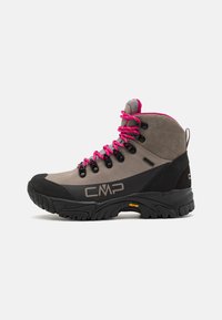 Wanderschuhe mit einem grauen Wildleder-Obermaterial, schwarzer Gummikappe und leuchtend pinken Schnürsenkeln. Ausgestattet mit einer Vibram-Sohle für Traktion und Langlebigkeit.