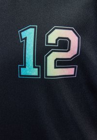 Cyfra 12 w niebiesko-różnym gradiencie obrysowana na czarno na czarnym tle materiału, prawdopodobnie część sportowej koszulki lub odzieży.